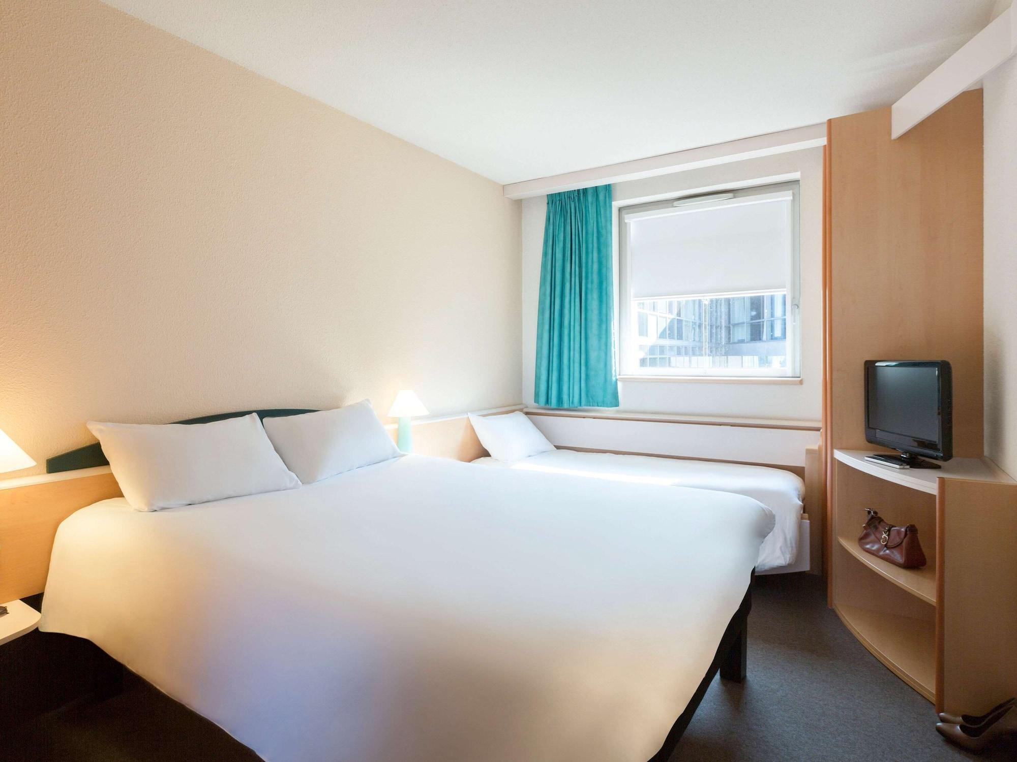 Отель Ibis Lyon Est Брон Экстерьер фото