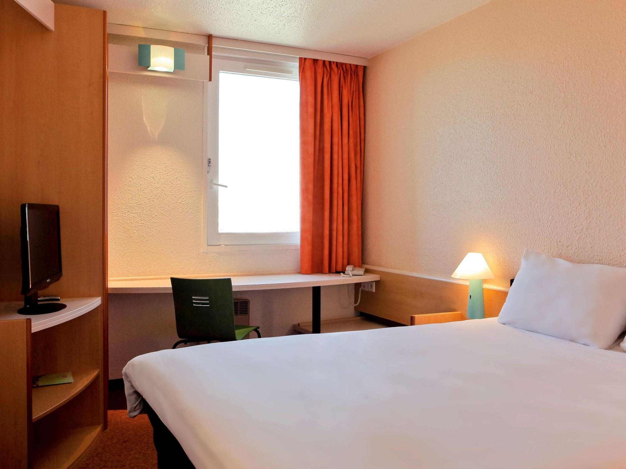 Отель Ibis Lyon Est Брон Экстерьер фото