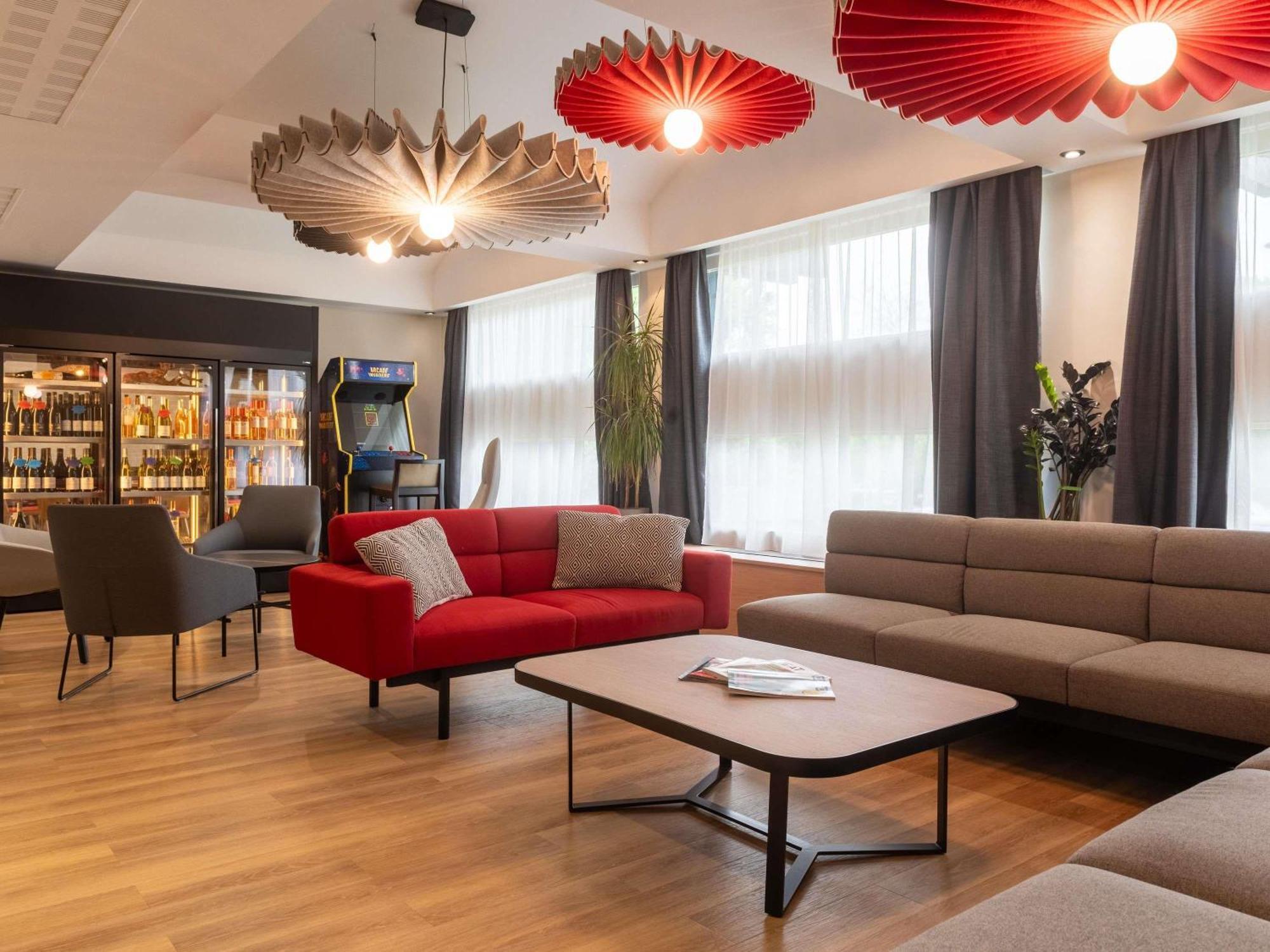 Отель Ibis Lyon Est Брон Экстерьер фото